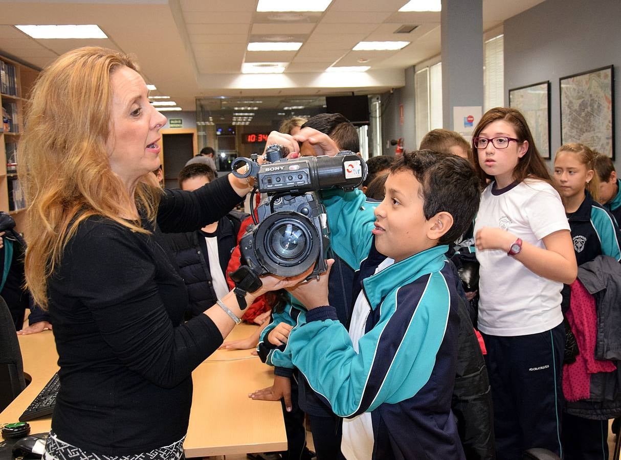 Los alumnos de 5º B de Adoratrices visitan la multimedia de Diario La Rioja, junto a su profesora Juana Gil