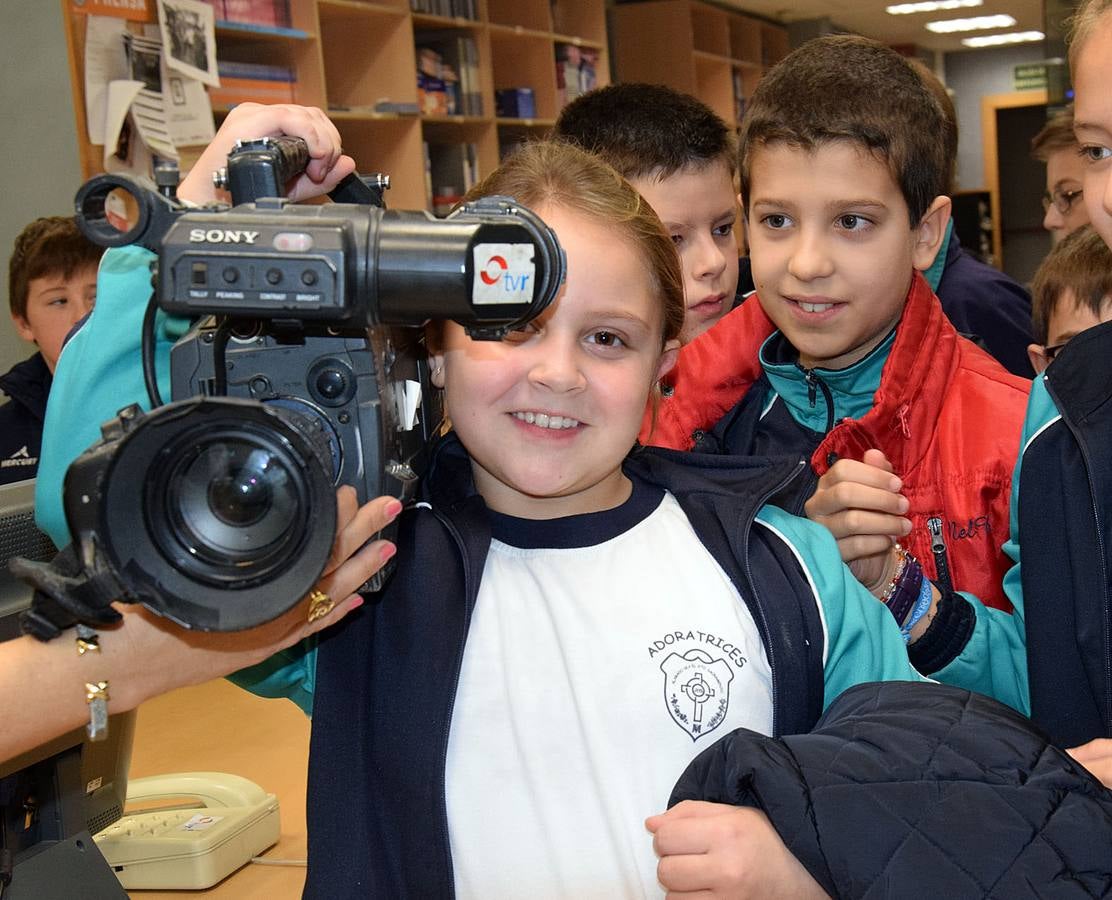 Los alumnos de 5º B de Adoratrices visitan la multimedia de Diario La Rioja, junto a su profesora Juana Gil