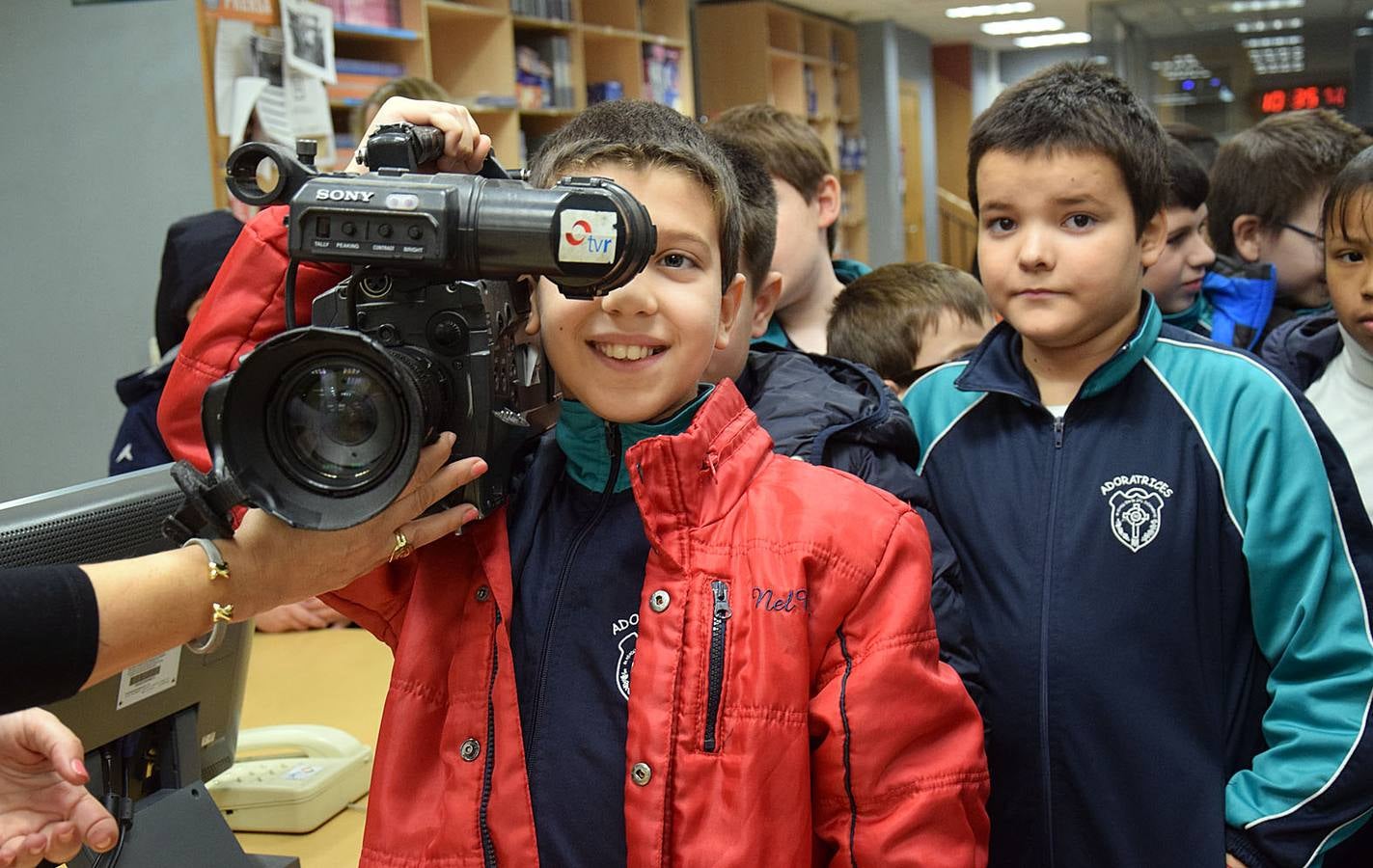 Los alumnos de 5º B de Adoratrices visitan la multimedia de Diario La Rioja, junto a su profesora Juana Gil