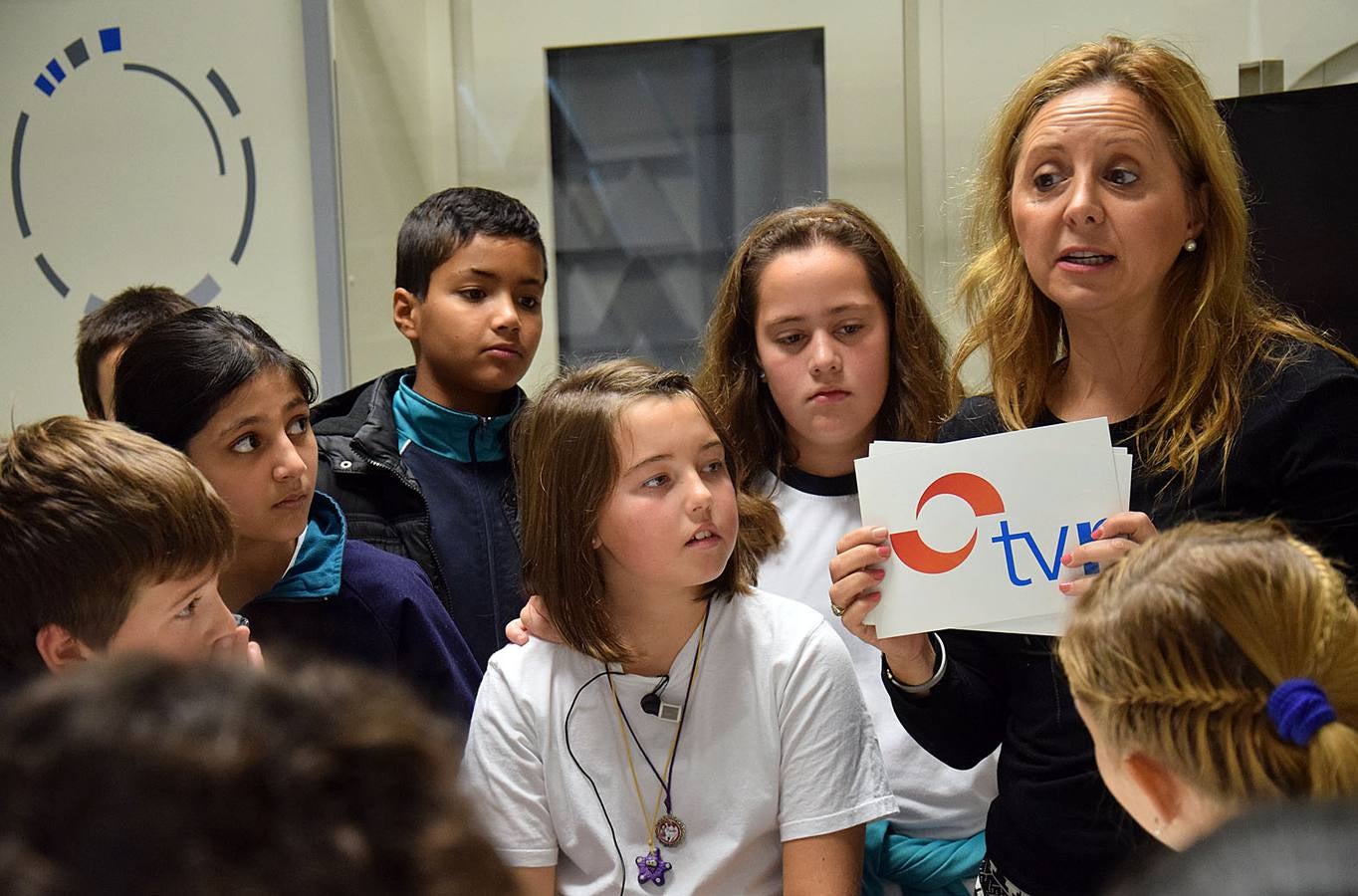 Los alumnos de 5º B de Adoratrices visitan la multimedia de Diario La Rioja, junto a su profesora Juana Gil