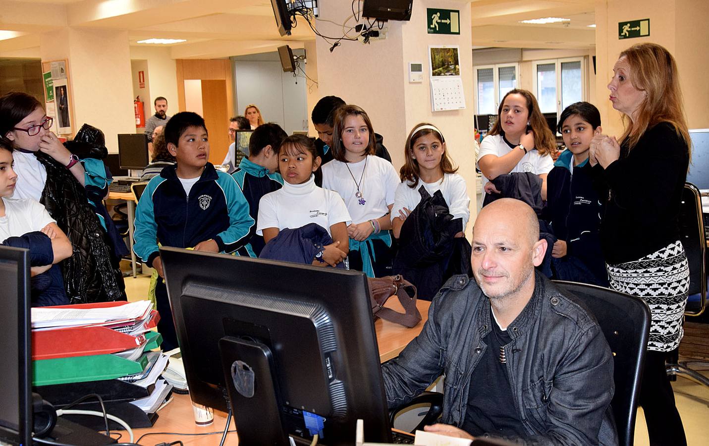 Los alumnos de 5º B de Adoratrices visitan la multimedia de Diario La Rioja, junto a su profesora Juana Gil