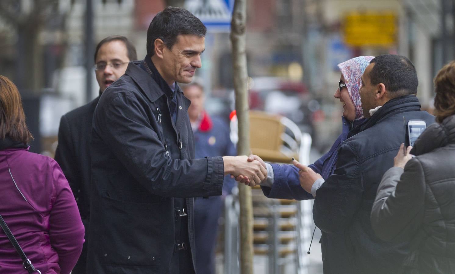 Pedro Sánchez pasea por el Casco Antiguo de Logroño y brinda en La Laurel en su visita a La Rioja