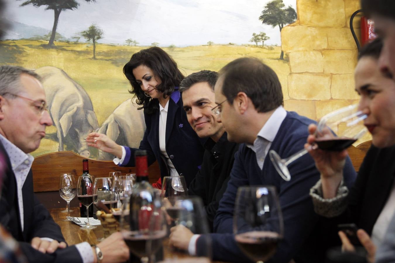 Pedro Sánchez pasea por el Casco Antiguo de Logroño y brinda en La Laurel en su visita a La Rioja