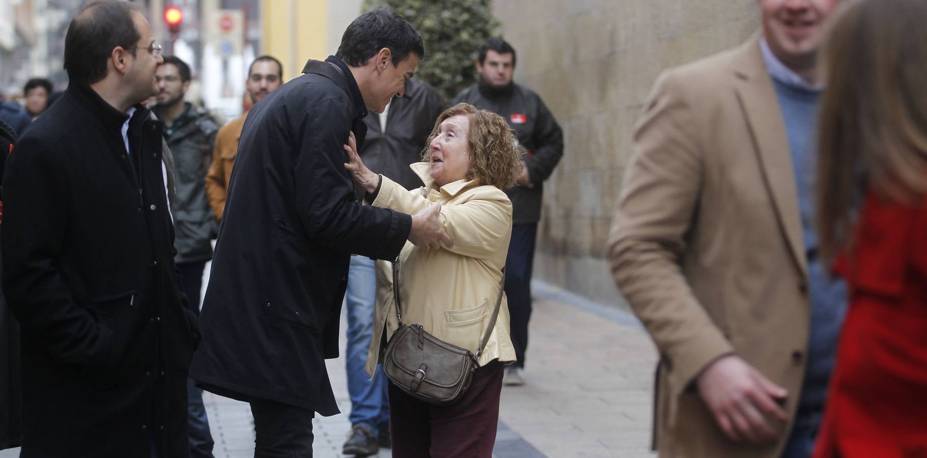 Pedro Sánchez pasea por el Casco Antiguo de Logroño y brinda en La Laurel en su visita a La Rioja