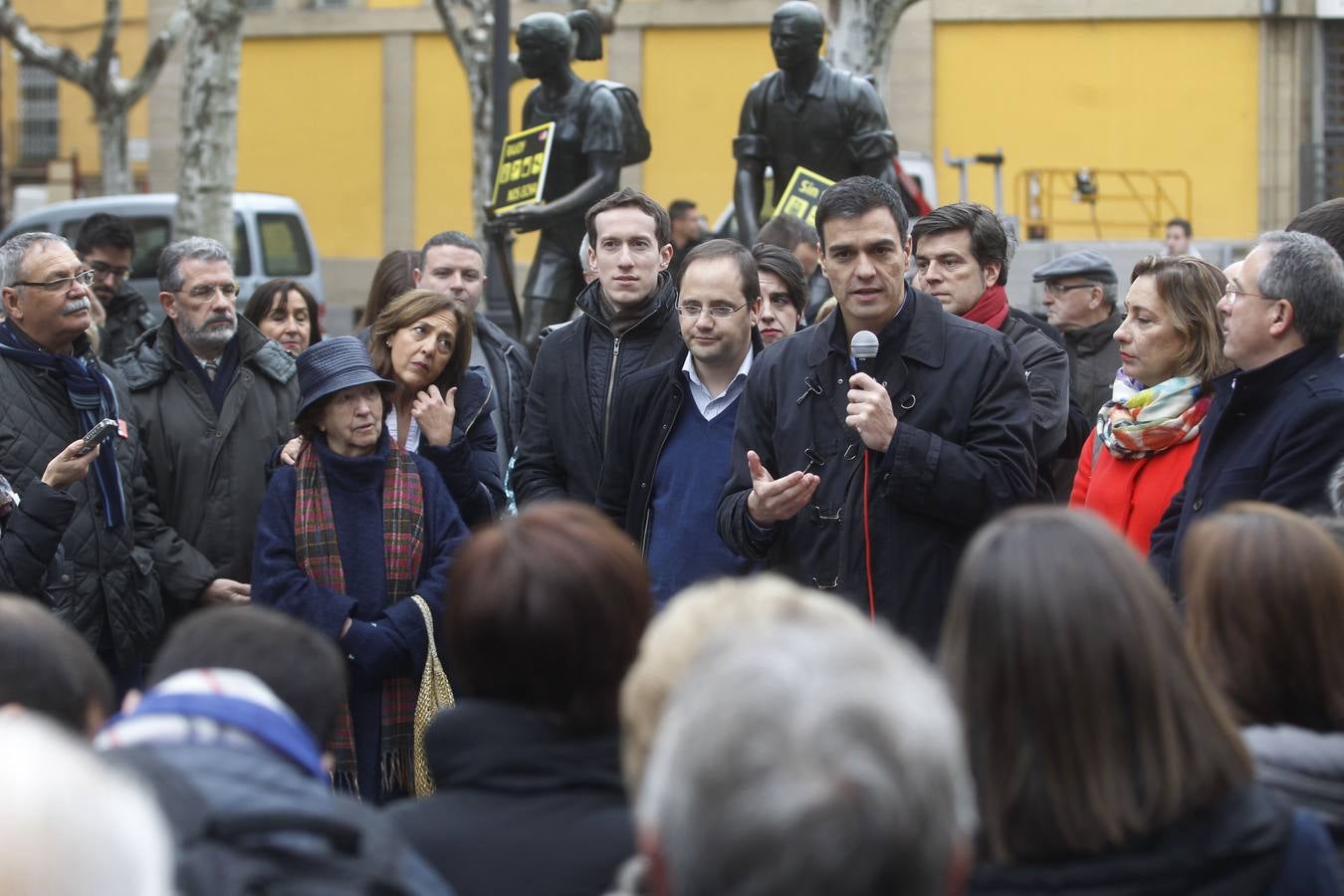 Pedro Sánchez pasea por el Casco Antiguo de Logroño y brinda en La Laurel en su visita a La Rioja