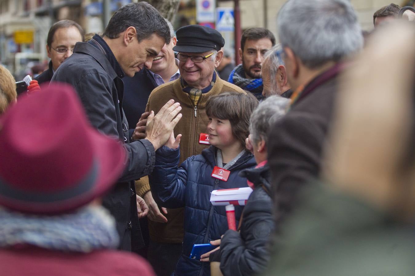 Pedro Sánchez pasea por el Casco Antiguo de Logroño y brinda en La Laurel en su visita a La Rioja