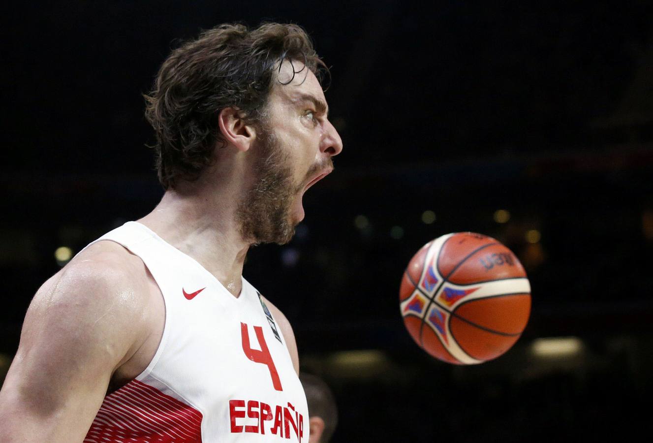 Gasol sobrevuela el Eurobasket y lleva a España a Rio. España se coronó campeona de Europa de baloncesto por tercera vez en su historia al derrotar en la final del Eurobasket a Lituania (80-63), con un Pau Gasol que lideró a los hombres dirigidos por el italiano Sergio Scariolo hasta una final que les otorgó el billete para los Juegos Olímpicos de Rio. Los actuales subcampeones olímpicos comenzaron el torneo con dos derrotas en los tres primeros partidos. Fue entonces cuando la figura del pivote catalán se hizo más grande, llegando a su cénit con los 52 puntos de valoración que obtuvo en las semifinales ante Francia, anfitriona del torneo. La estrella de Chicago Bulls finalizó el torneo con una media de 25,6 puntos y fue designado, con toda lógica, Jugador Más Valioso (MVP) del torneo.