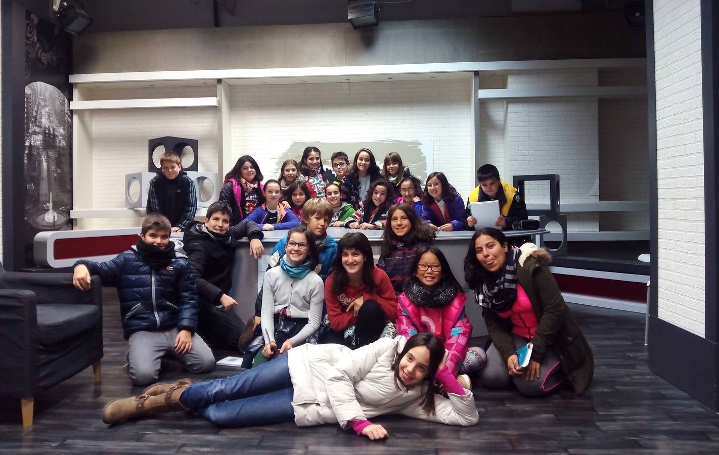 Los alumnos del Taller de Prensa del Colegio Duquesa de La Victoria, de Logroño, visitan la multimedia de Diario LA RIOJA