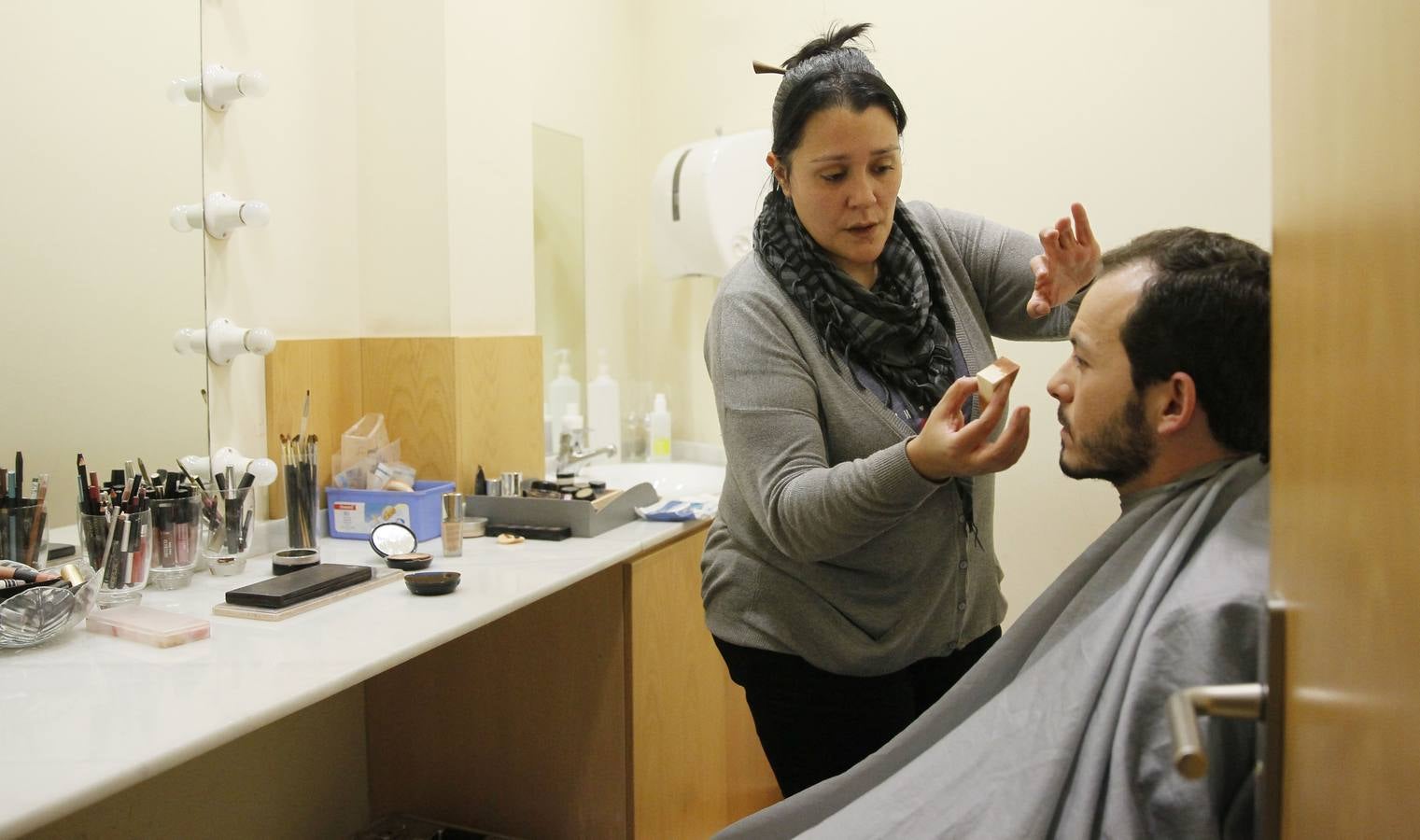 Bienvenidas, maquillaje...preparados y listos para el debate de TVR