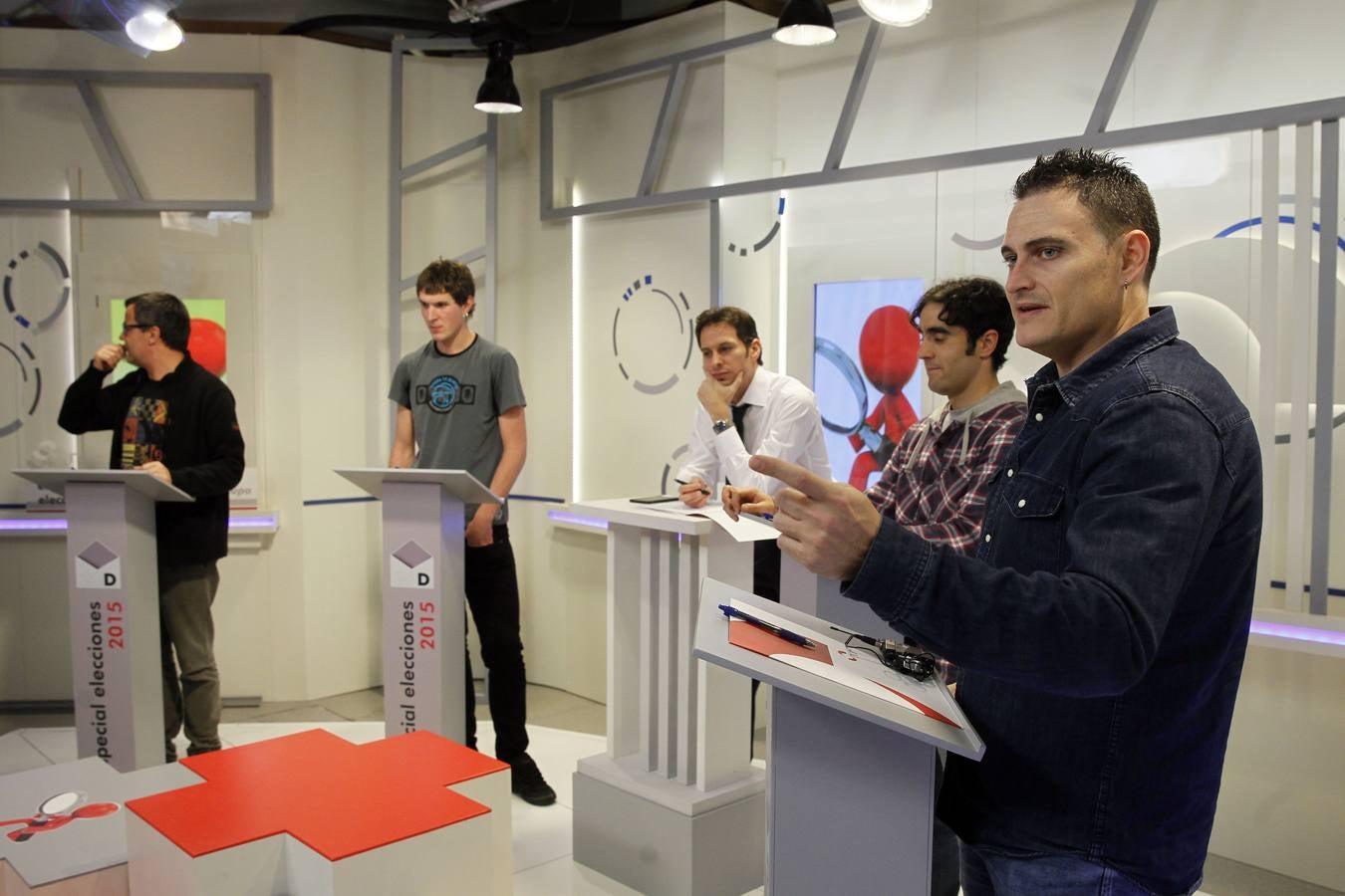 Bienvenidas, maquillaje...preparados y listos para el debate de TVR