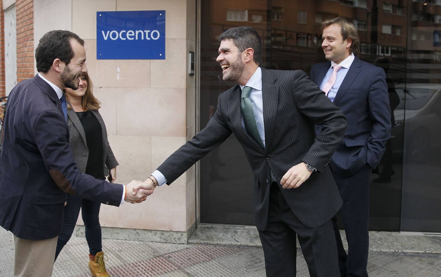 Bienvenidas, maquillaje...preparados y listos para el debate de TVR