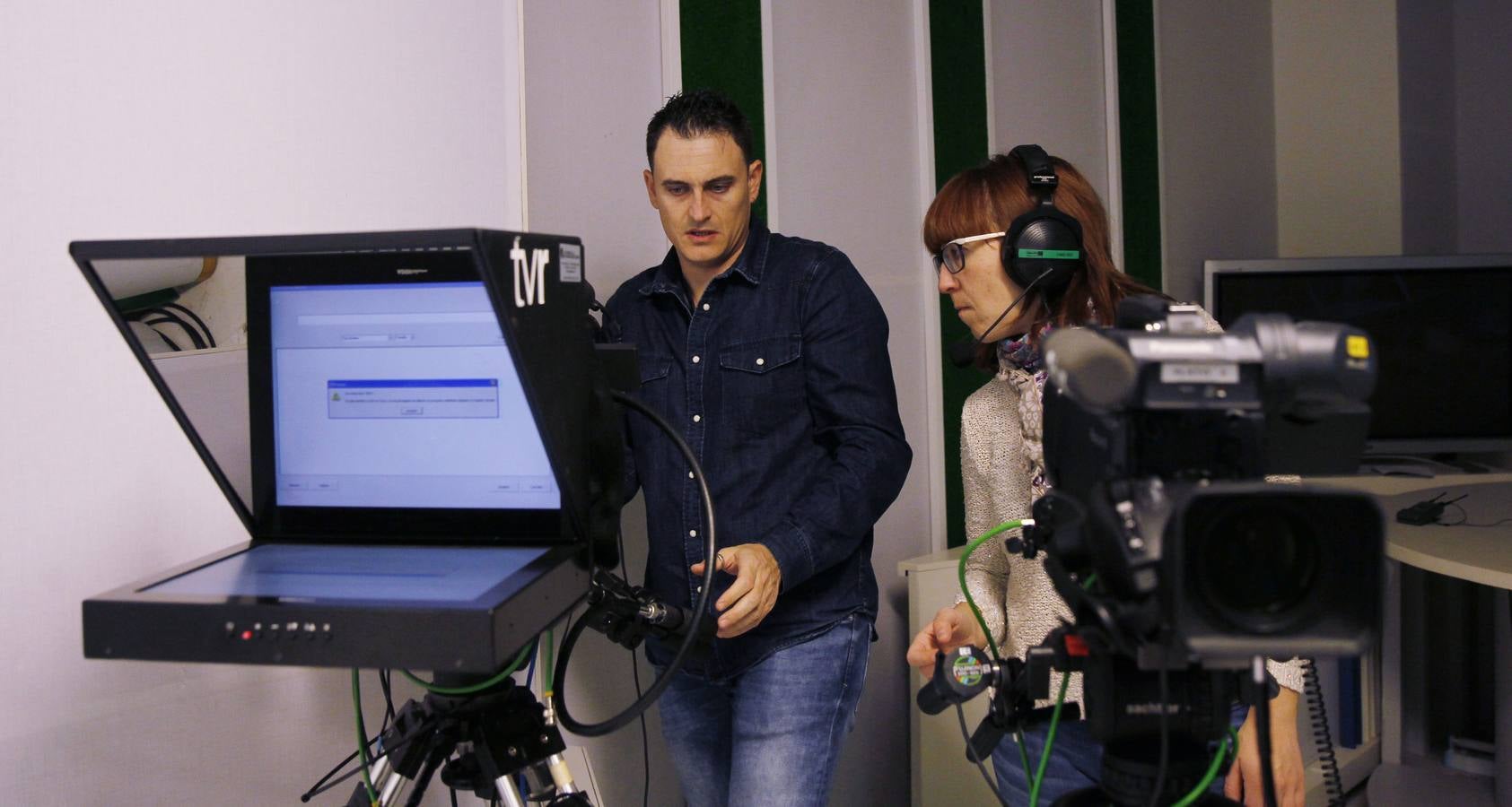 Bienvenidas, maquillaje...preparados y listos para el debate de TVR