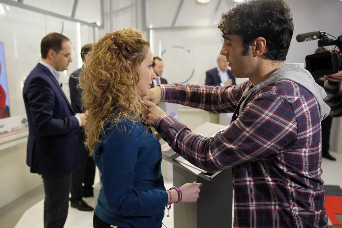 Bienvenidas, maquillaje...preparados y listos para el debate de TVR