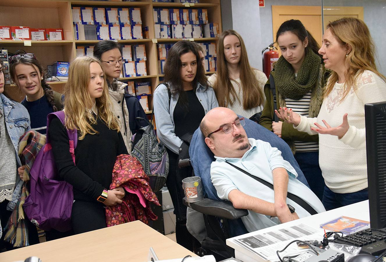 Las alumnas de 4º de la ESO de Alcaste visitan la multimedia de Diario LA RIOJA