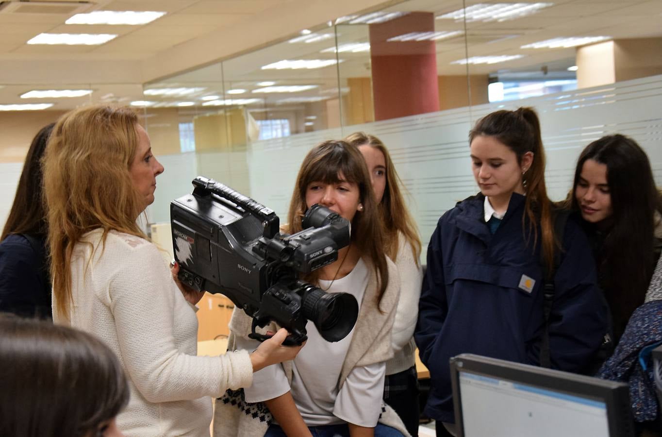 Las alumnas de 4º de la ESO de Alcaste visitan la multimedia de Diario LA RIOJA