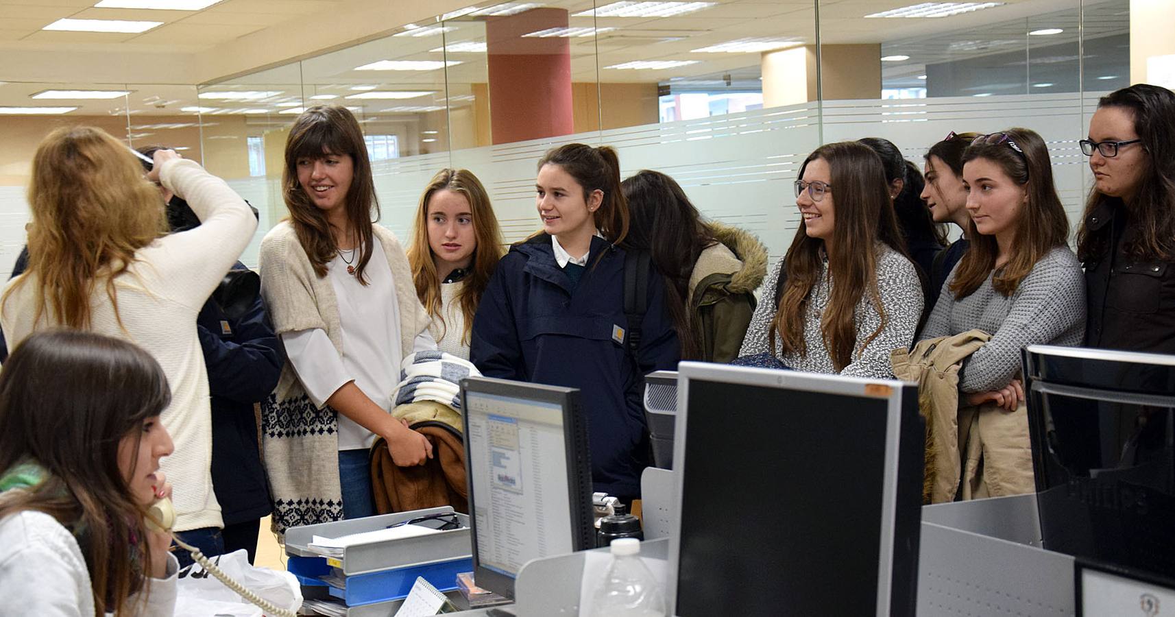 Las alumnas de 4º de la ESO de Alcaste visitan la multimedia de Diario LA RIOJA