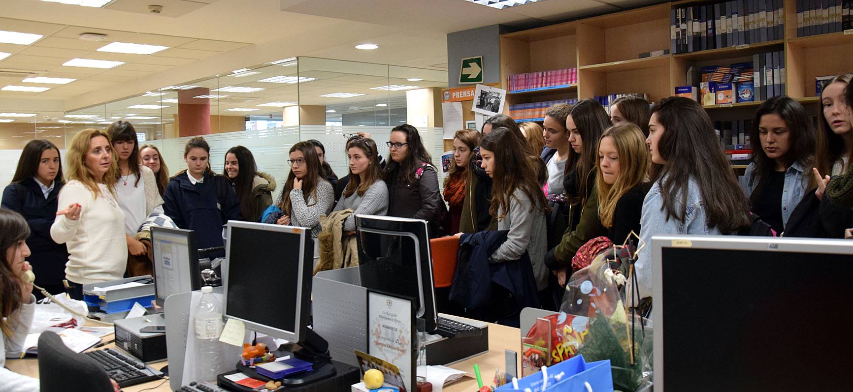 Las alumnas de 4º de la ESO de Alcaste visitan la multimedia de Diario LA RIOJA