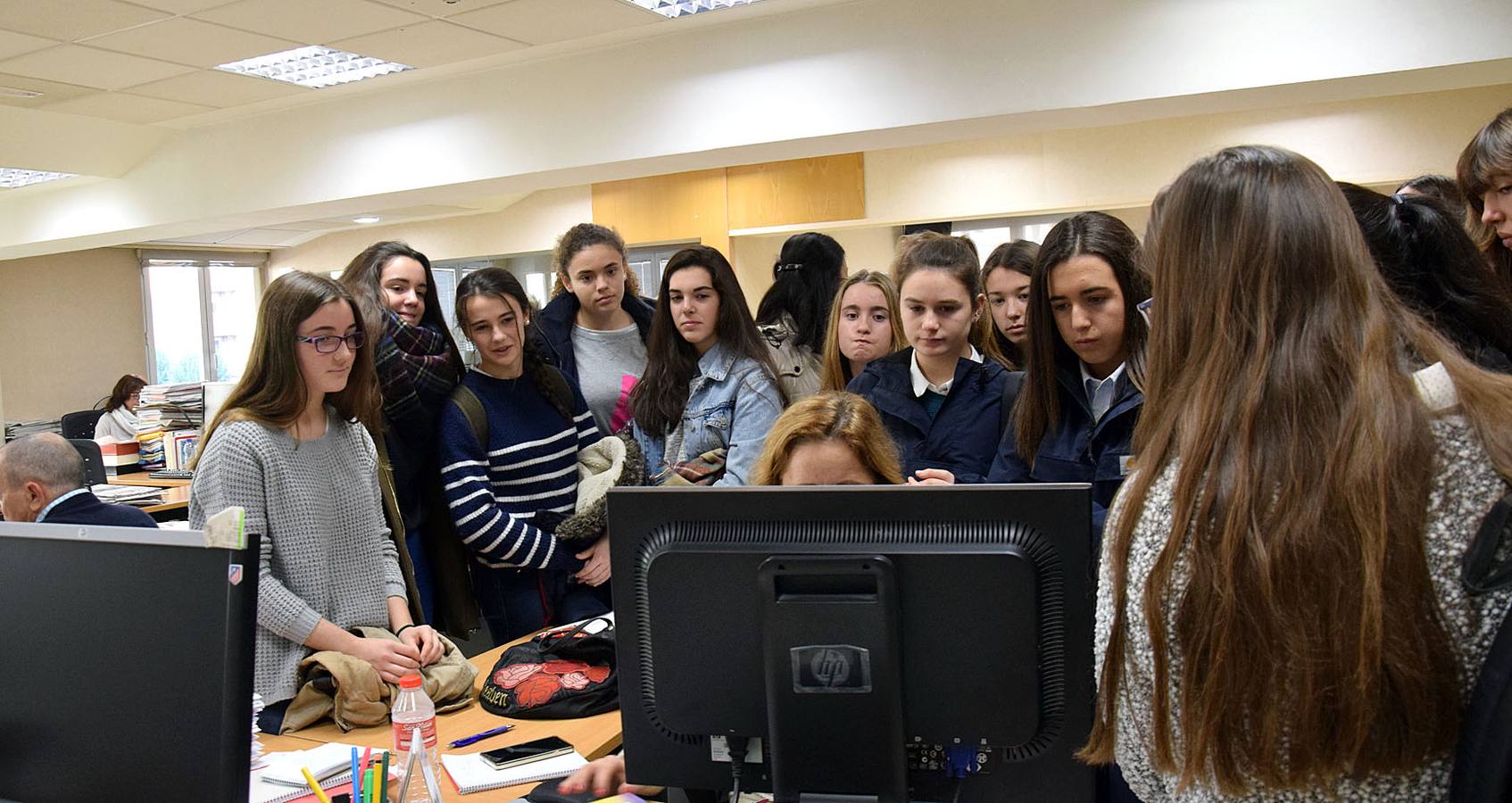 Las alumnas de 4º de la ESO de Alcaste visitan la multimedia de Diario LA RIOJA