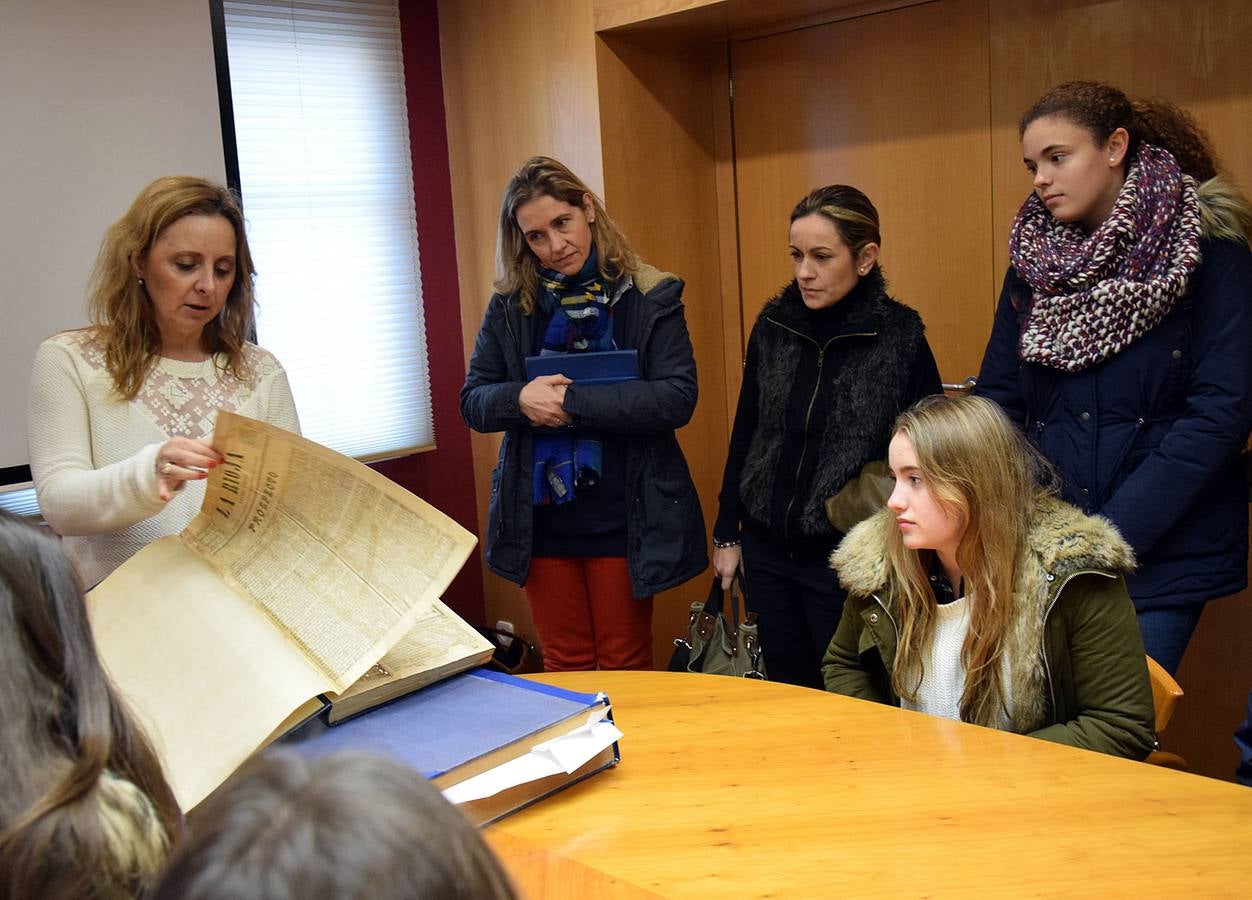 Las alumnas de 4º de la ESO de Alcaste visitan la multimedia de Diario LA RIOJA