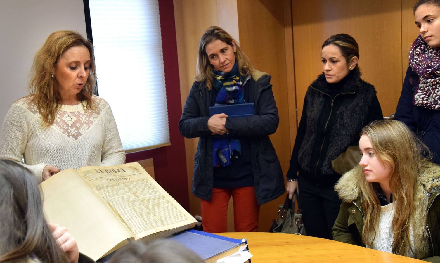 Las alumnas de 4º de la ESO de Alcaste visitan la multimedia de Diario LA RIOJA