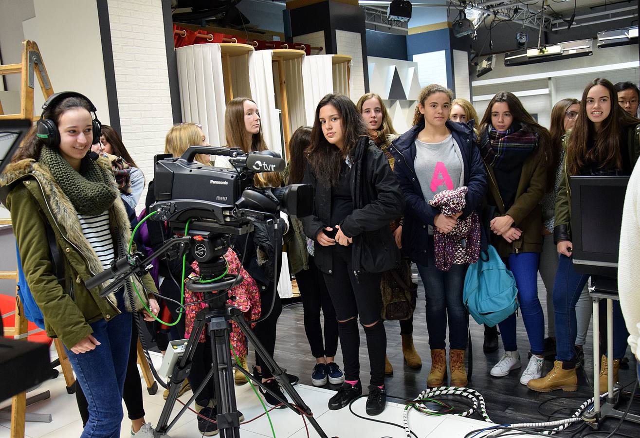 Las alumnas de 4º de la ESO de Alcaste visitan la multimedia de Diario LA RIOJA