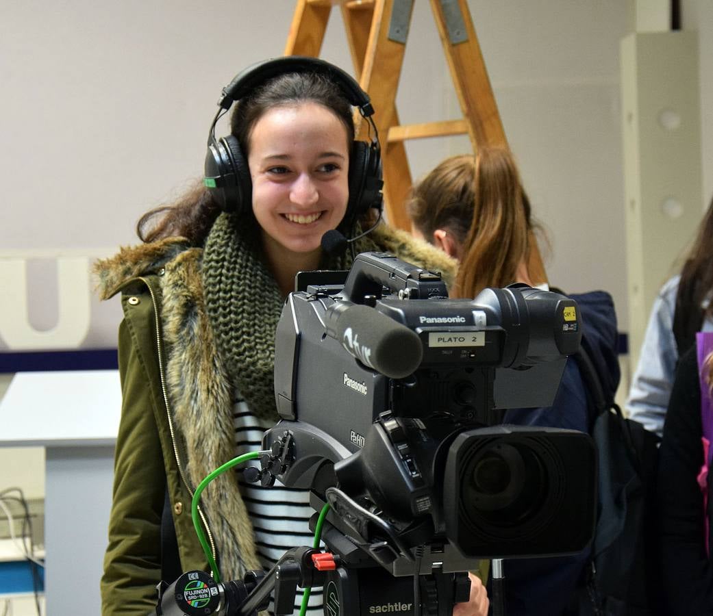 Las alumnas de 4º de la ESO de Alcaste visitan la multimedia de Diario LA RIOJA