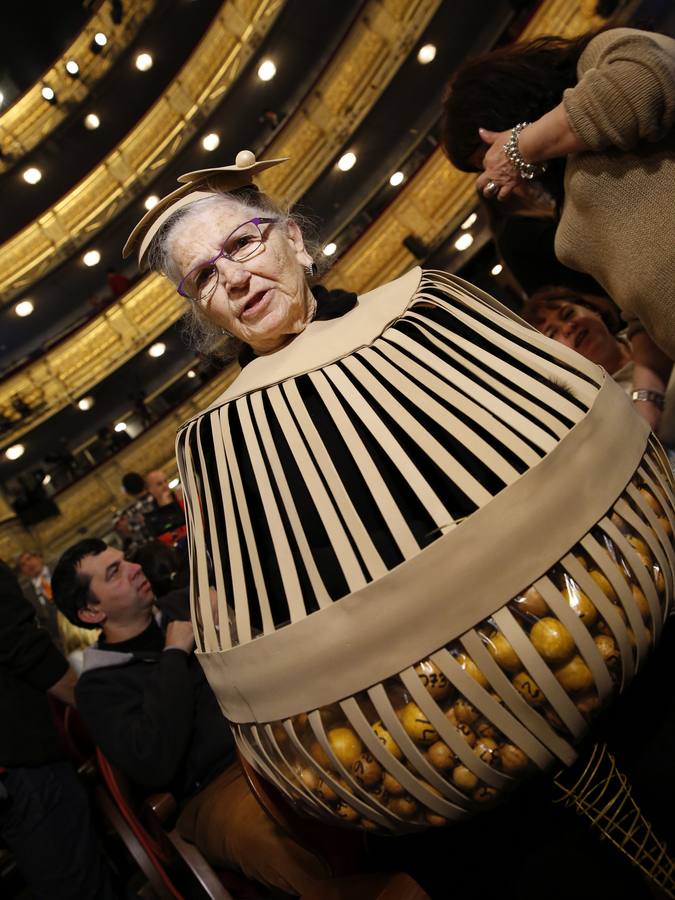Manoli Sevilla, de 79 años, ataviada con un vestido que le han hecho sus hijas y sus amigas de bombo del Gordo, espera en el interior del Teatro Real de Madrid a que dé comienzo el Sorteo.