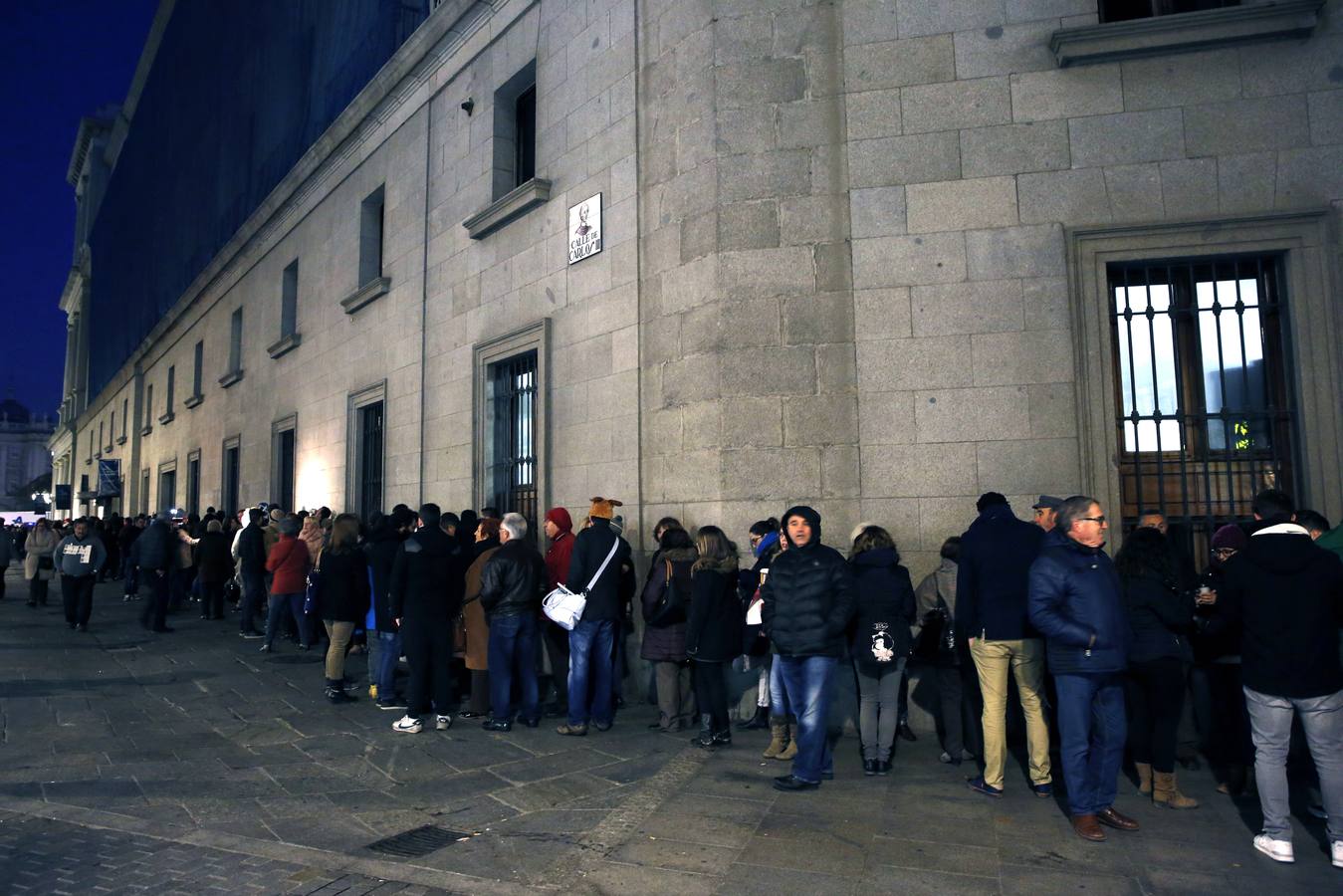 Una larga cola en la puerta de acceso para el público al Teatro Real de Madrid, para asistir al Sorteo Extraordinario de Navidad.