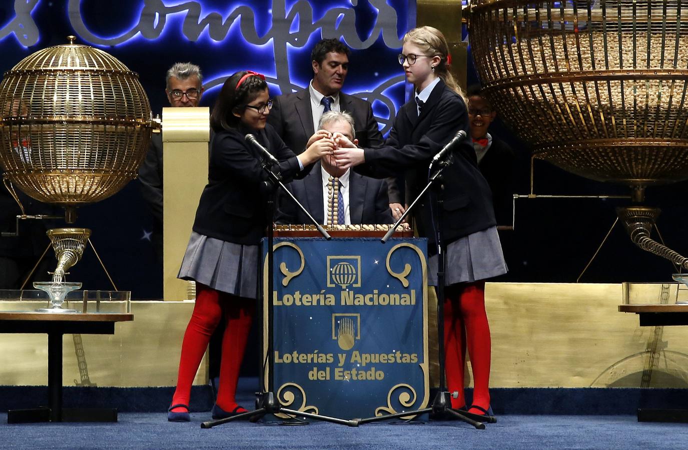 Las niñas de San Ildefonso Lorena Stefan y Nicol Valenzuela momentos antes de cantar el número 79.140 que ha sido agraciado con el Gordo de Navidad.