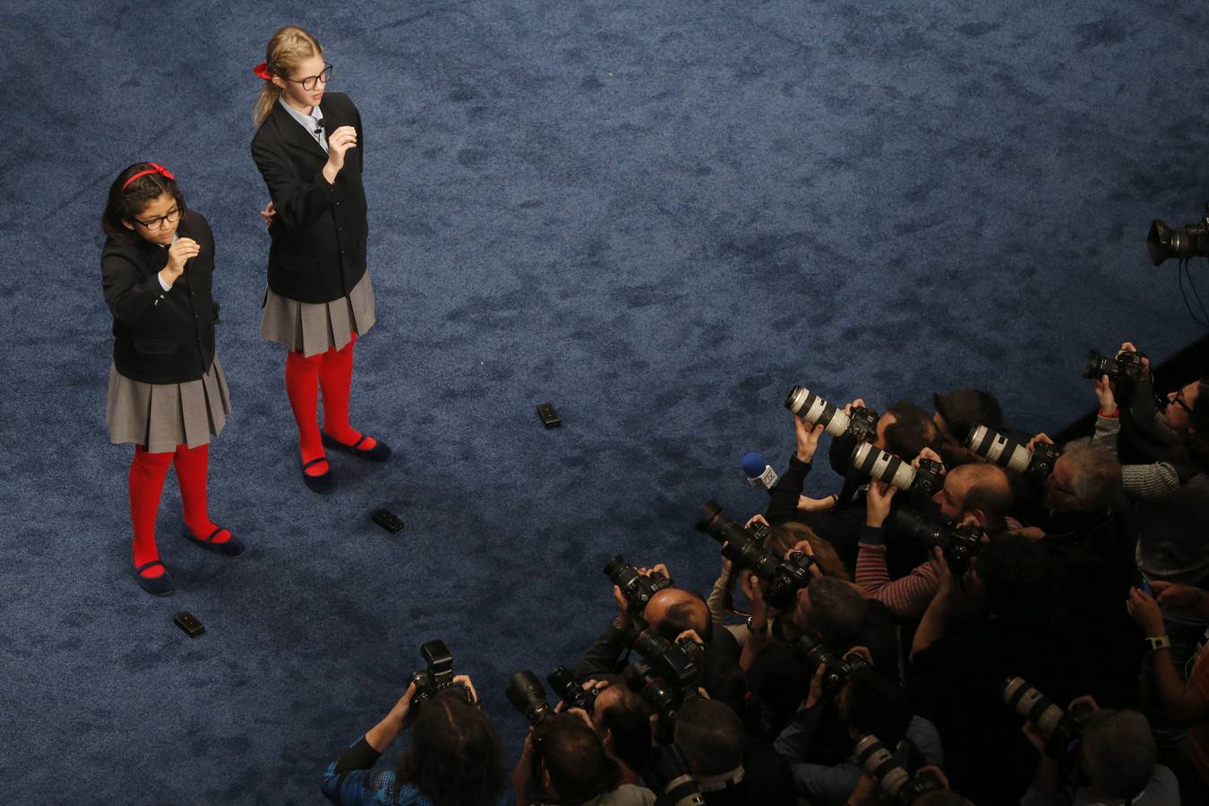 Las niñas de San Ildefonso Lorena Stefan y Nicol Valenzuela muestran las bolas del número 79.140 que ha sido agraciado con el Gordo de Navidad.