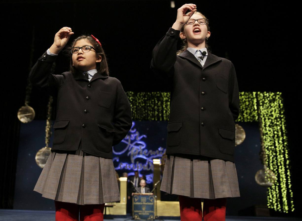 Las niñas de San Ildefonso Lorena Stefan y Nicol Valenzuela cantan el número 79.140 que ha sido agraciado con el Gordo de Navidad.