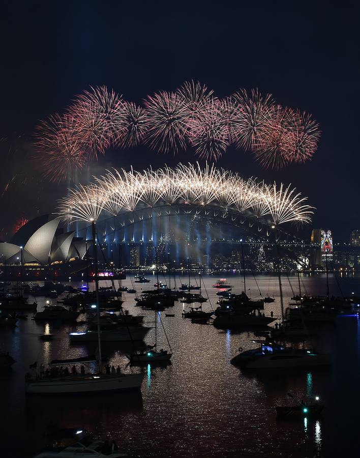 El mundo da la bienvenida a 2016