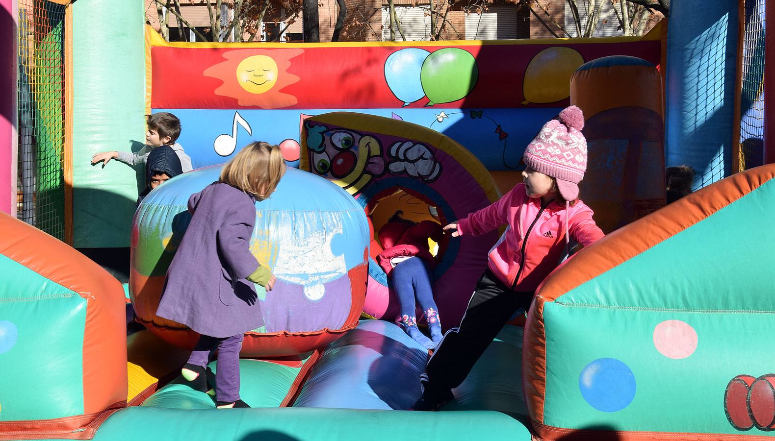 Mañana de hinchables en la plaza Primero de Mayo de Logroño