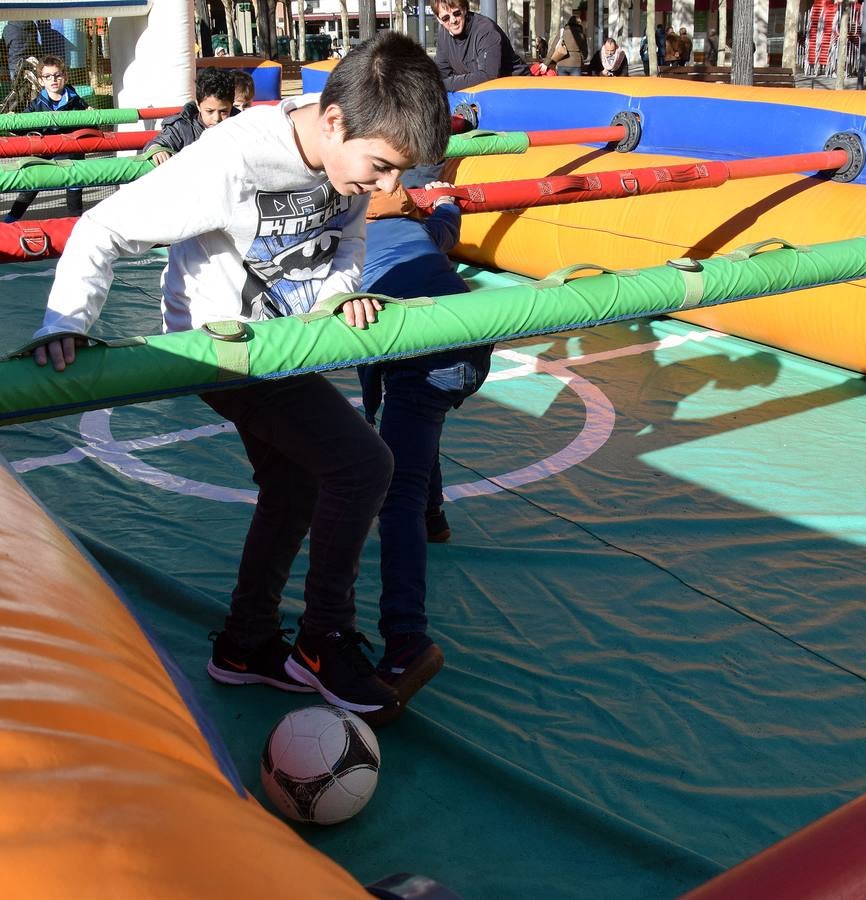 Mañana de hinchables en la plaza Primero de Mayo de Logroño