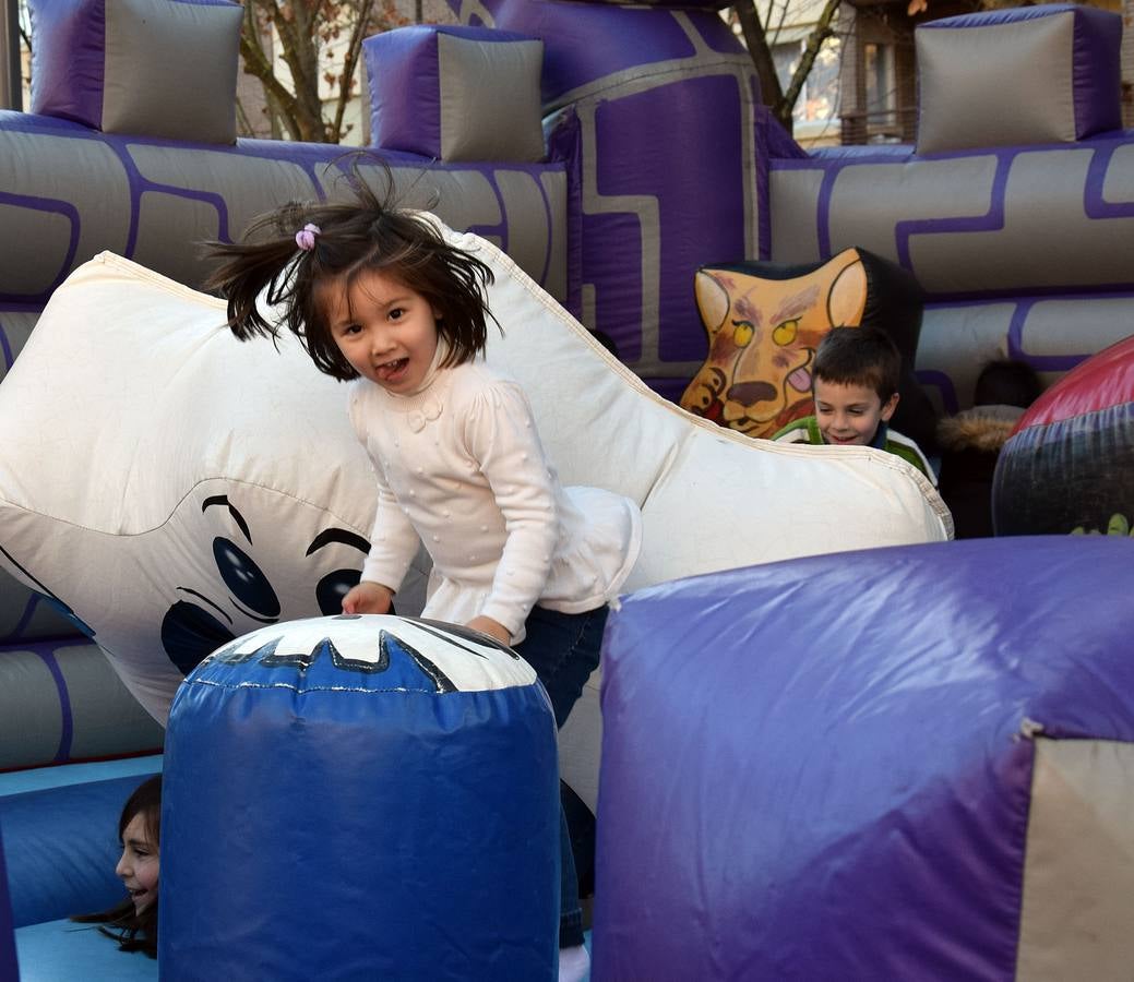 Mañana de hinchables en la plaza Primero de Mayo de Logroño