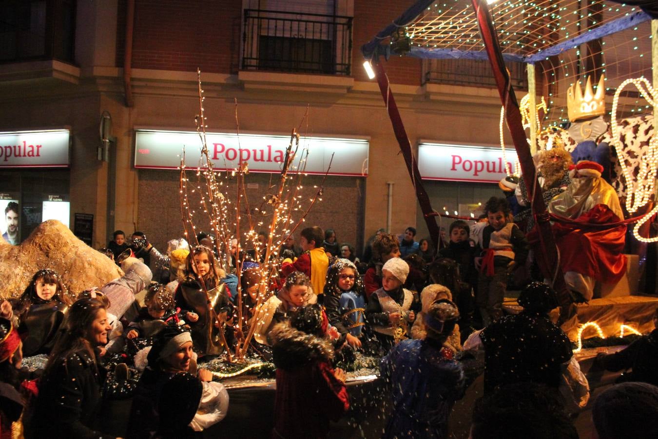 Los niños disfrutan de la visita de Reyes Magos en Alfaro