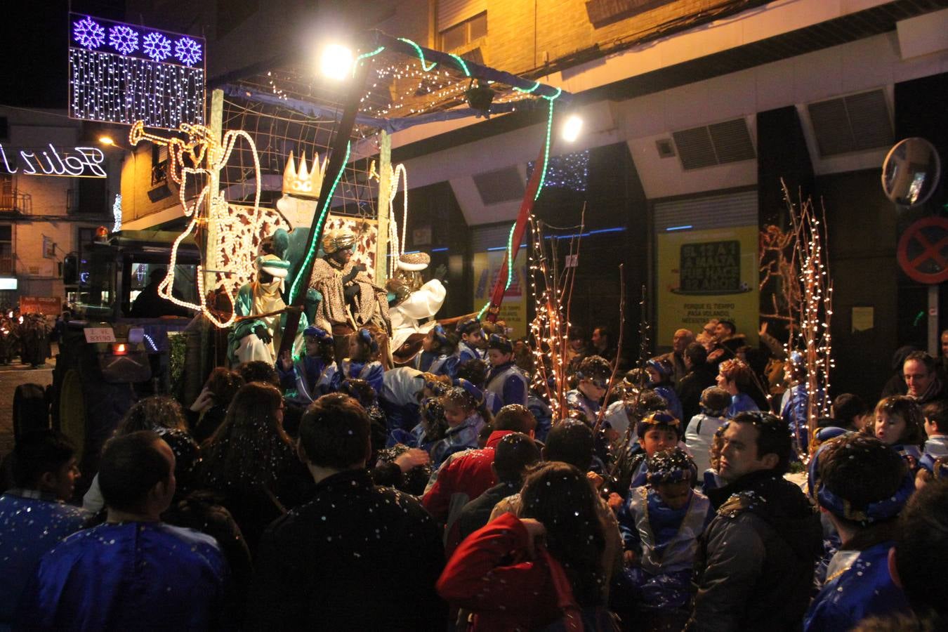 Los niños disfrutan de la visita de Reyes Magos en Alfaro