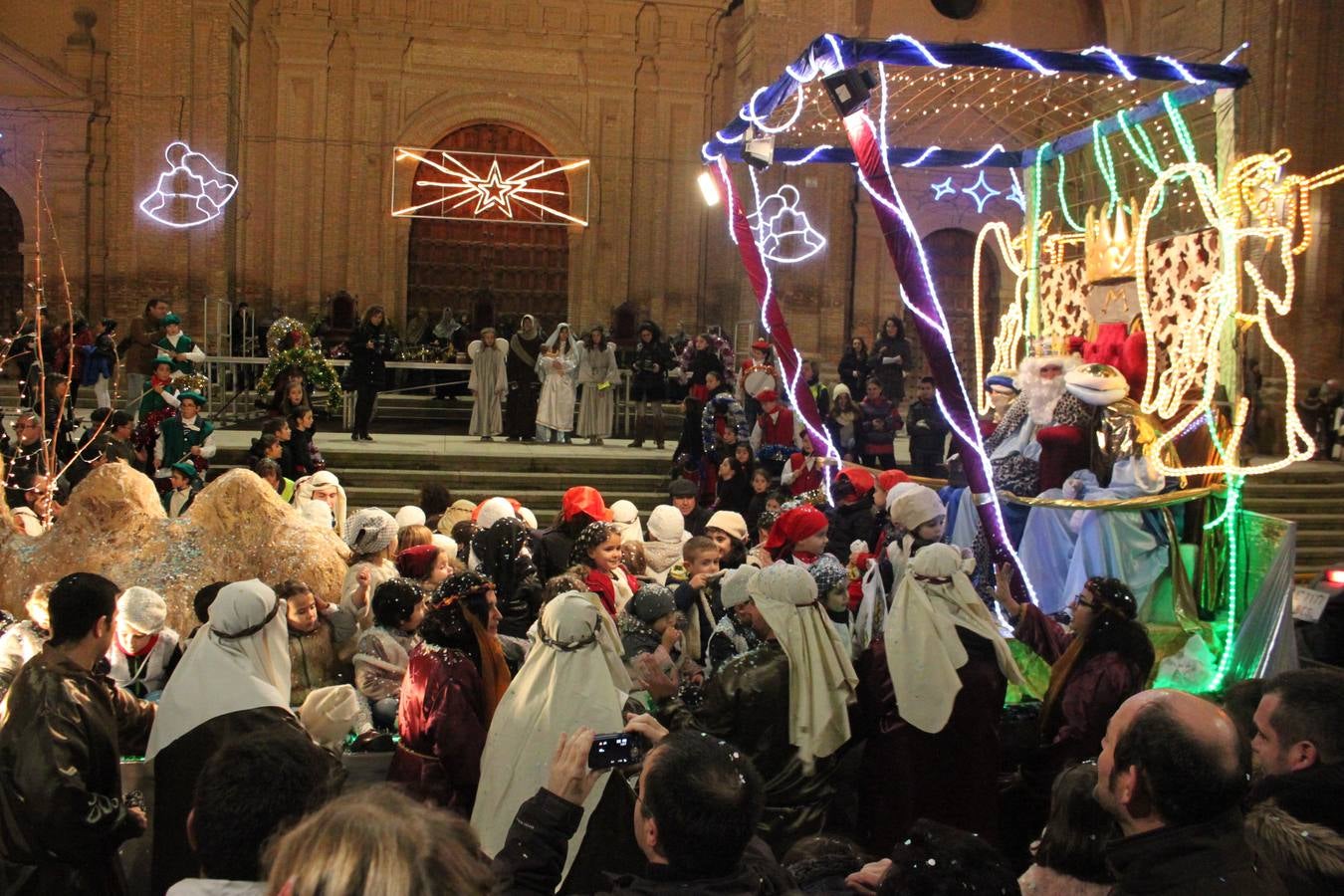 Los niños disfrutan de la visita de Reyes Magos en Alfaro