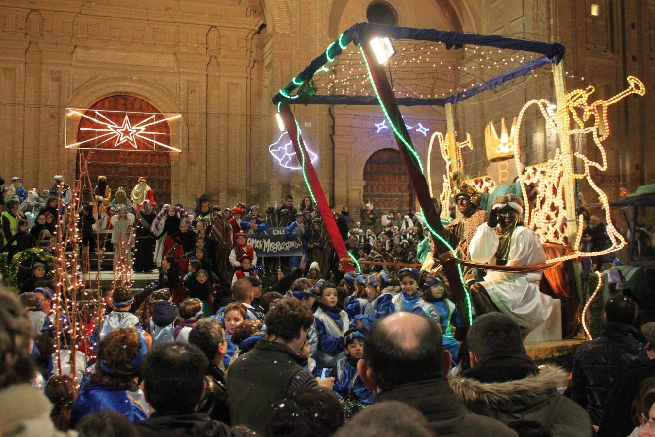 Los niños disfrutan de la visita de Reyes Magos en Alfaro