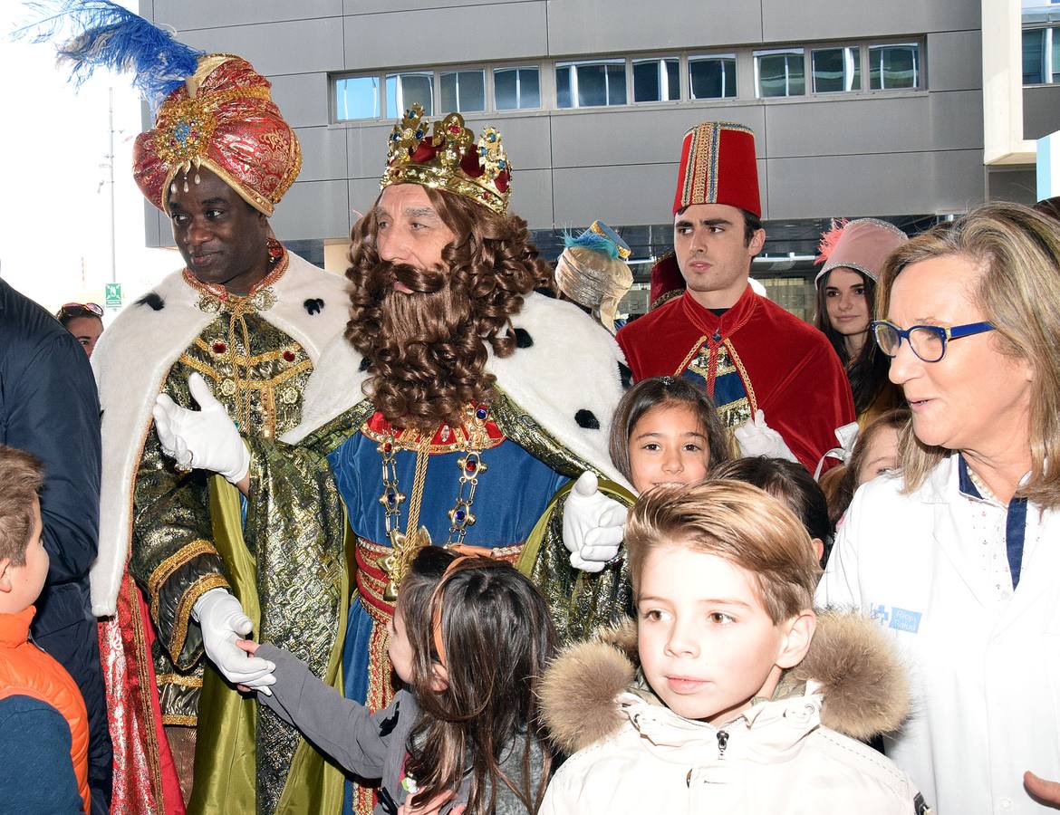 Los niños del San Pedro reciben a los Reyes Magos