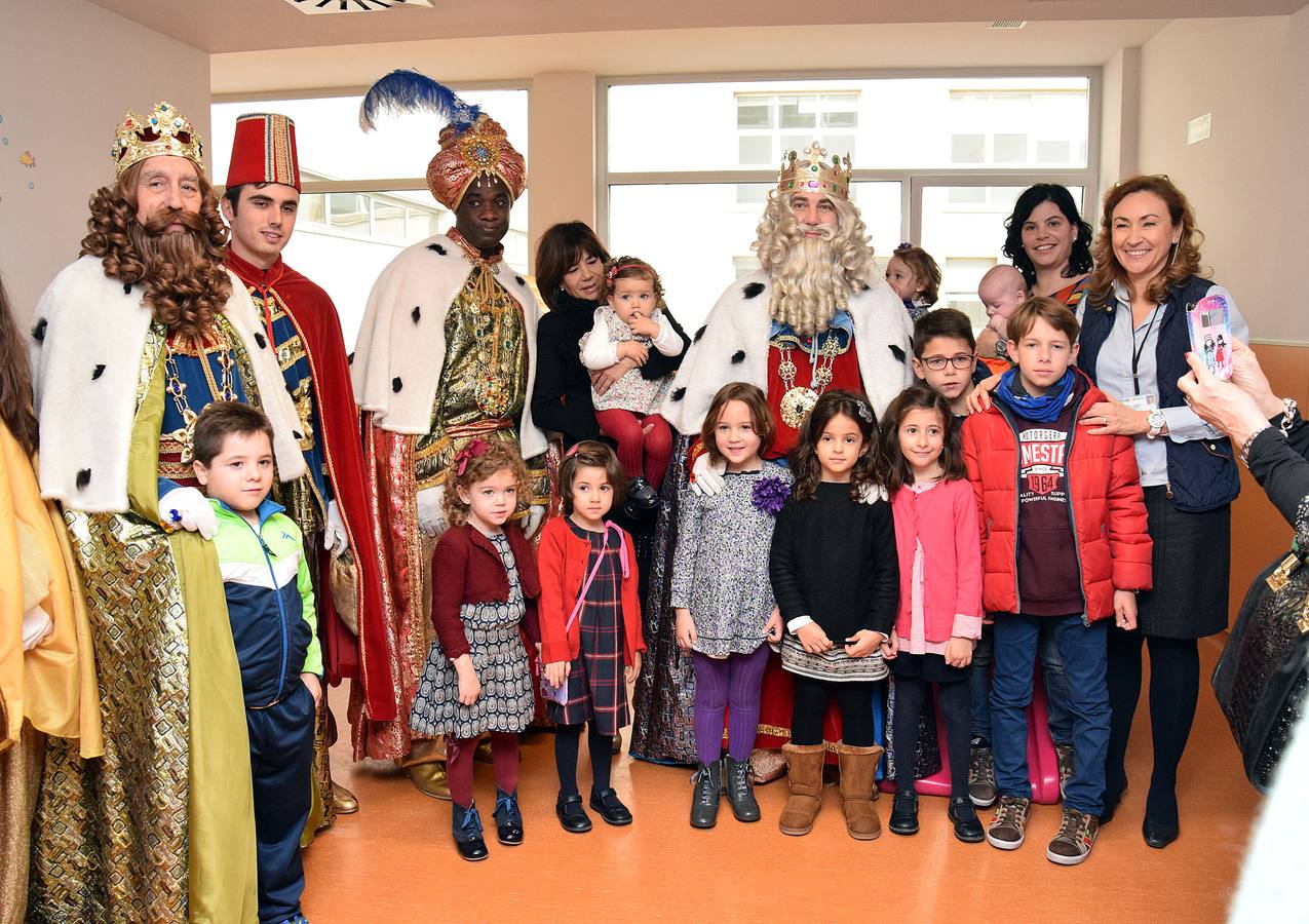 Los niños del San Pedro reciben a los Reyes Magos