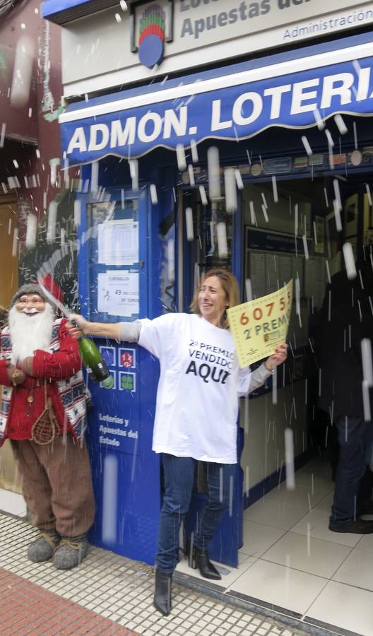 Raquel Lucas, propietaria de la administración número uno de Madrid celebra el segundo premio del sorteo extraordinario de El Niño, el 60755.