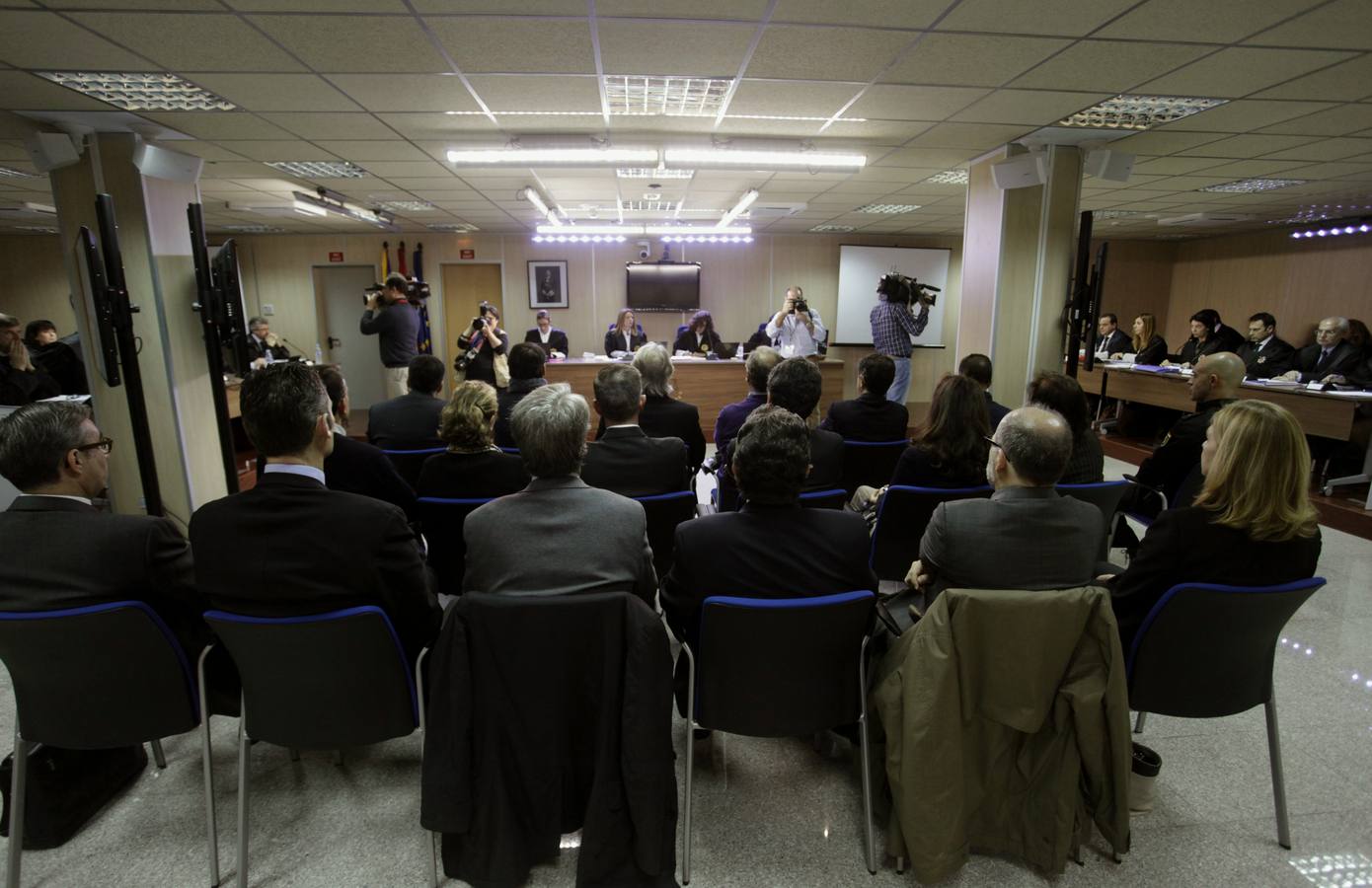 Banquillo de los acusados frente al tribunal al inicio esta mañana del juicio por el denominado Caso Nóos.