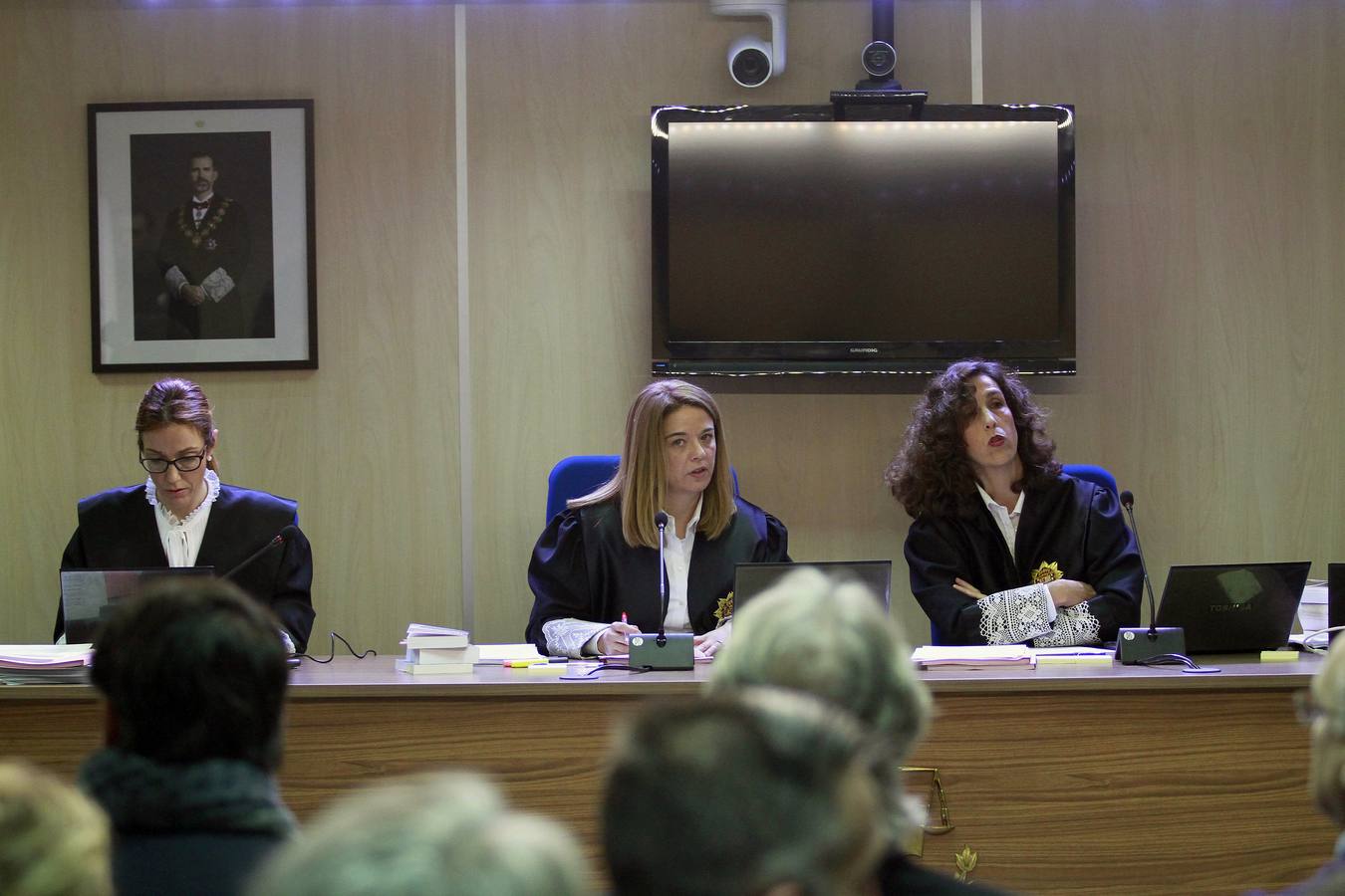 Las juezas de la sección primera de la Audiencia de Palma Rocío Martín, Samantha Romero y Eleonor Moyà (i a d), forman el tribunal que juzga el caso Nóos.