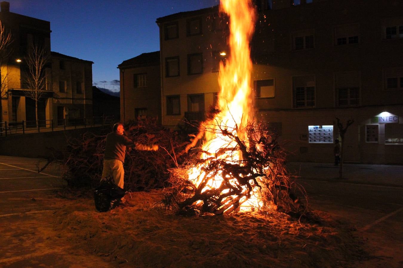 Alfaro celebra las hogueras de San Antón