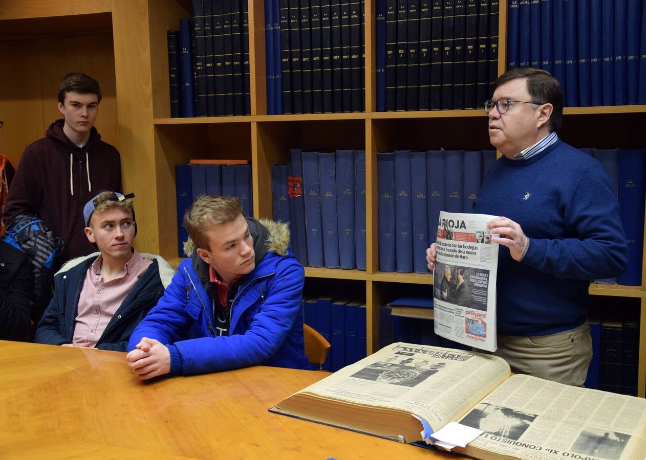 Alumnos de intercambio en Logroño con el Bachillerato Internacional del IES Sagasta visitan la multimedia de Diario LA RIOJA
