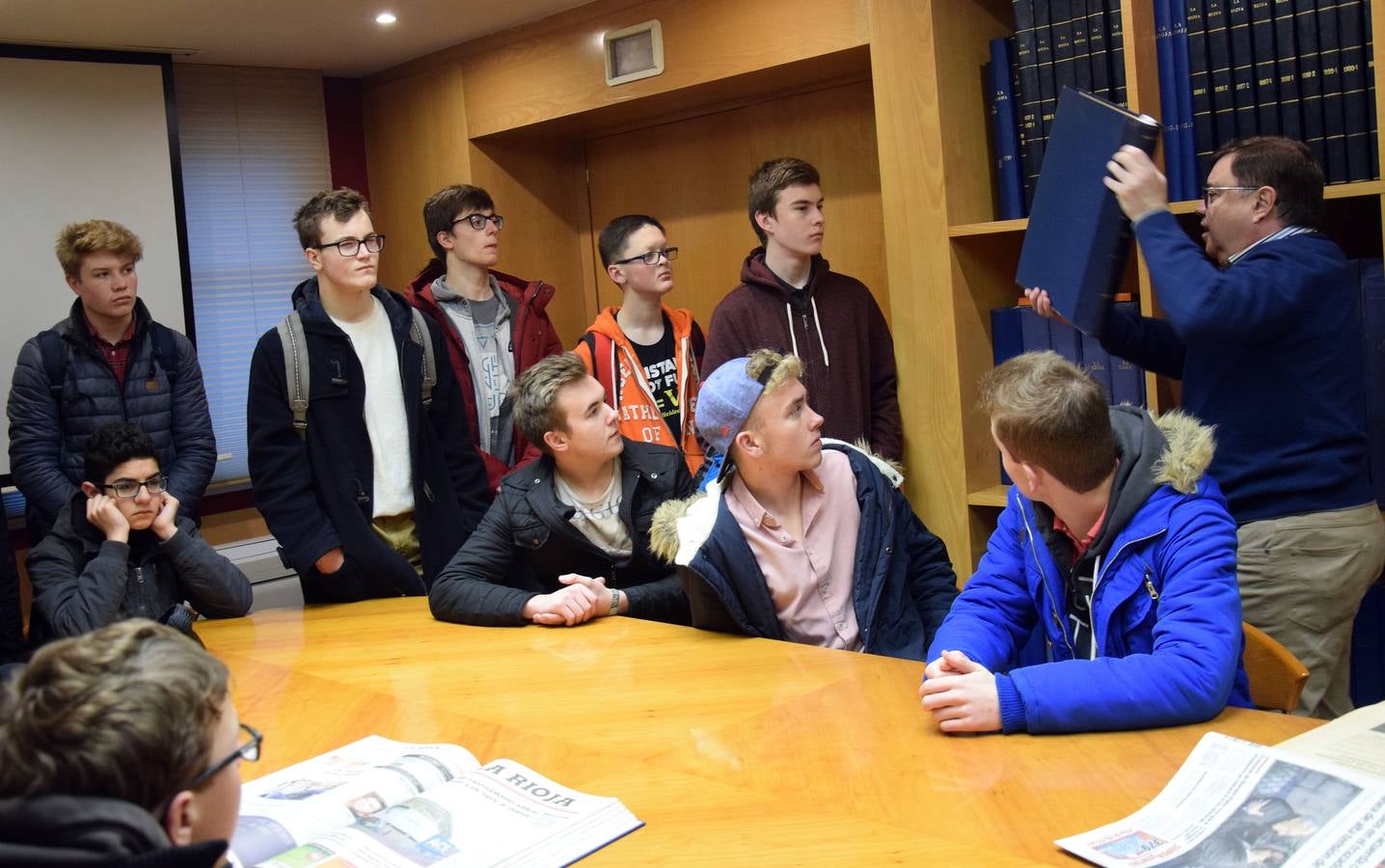 Alumnos de intercambio en Logroño con el Bachillerato Internacional del IES Sagasta visitan la multimedia de Diario LA RIOJA