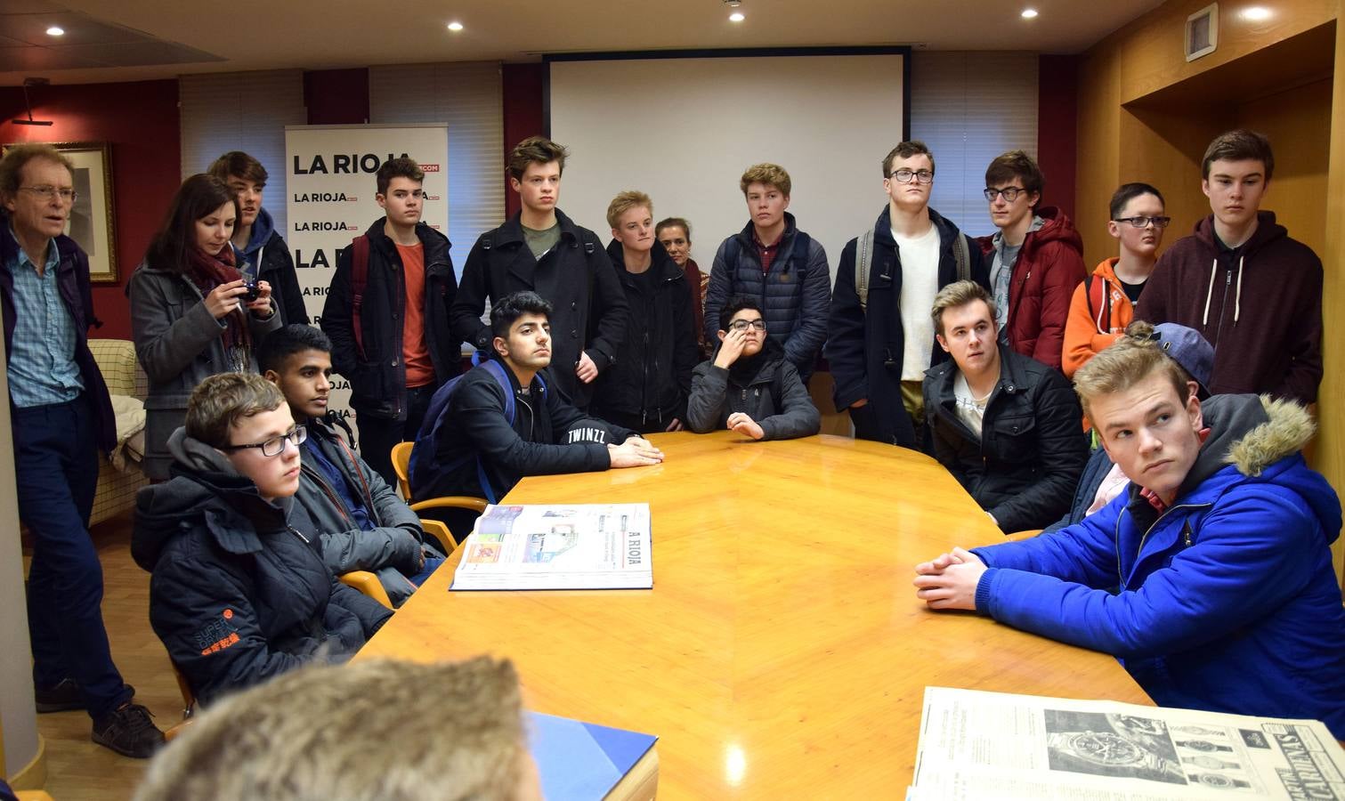 Alumnos de intercambio en Logroño con el Bachillerato Internacional del IES Sagasta visitan la multimedia de Diario LA RIOJA