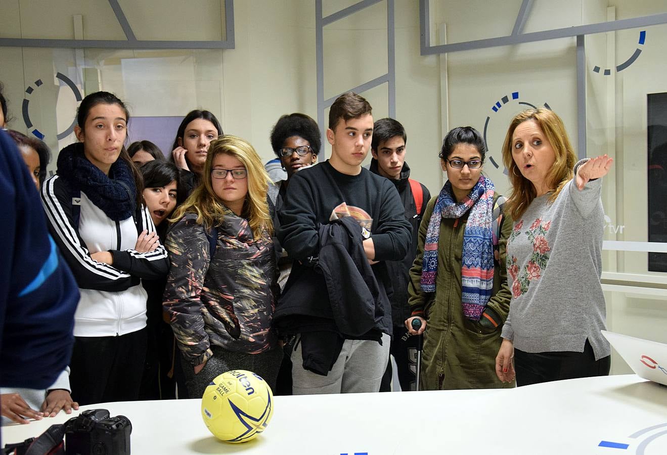 Los alumnos del 3º PMAR del IES La Laboral, con sus profesoras Maryolén y Mayte, visitan la multimedia de Diario LA RIOJA