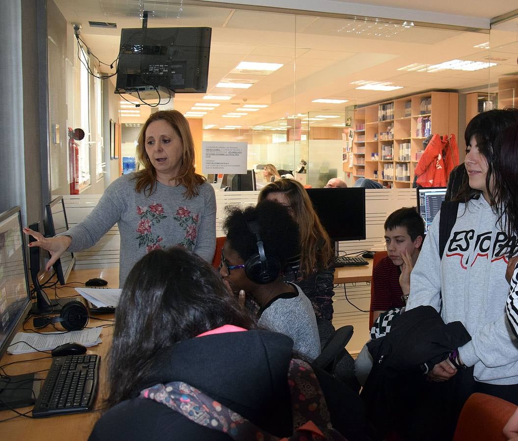 Los alumnos del 3º PMAR del IES La Laboral, con sus profesoras Maryolén y Mayte, visitan la multimedia de Diario LA RIOJA